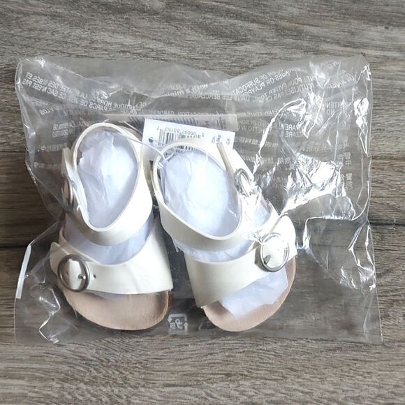 Old Navy New With Tag Size 0-3 Months Faux-Leather Double-Buckle Sandals - Picture 6 of 10
